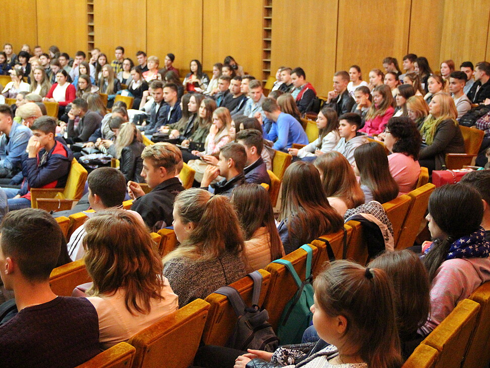 Hörsaal mit jungen Menschen in Moldau