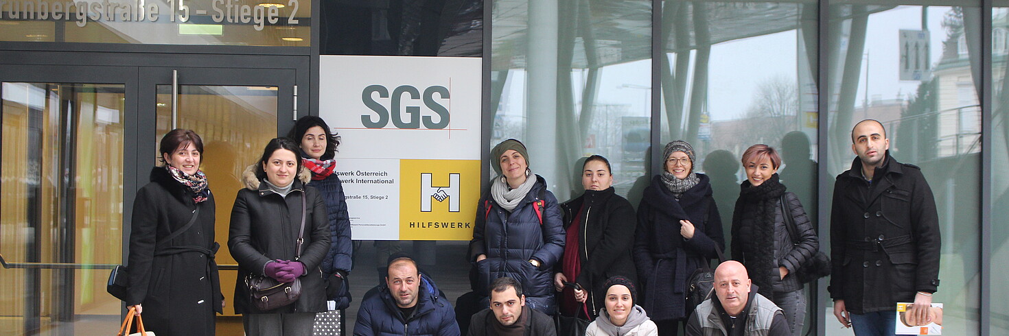 Gruppenfoto Studienbesuch aus Georgien vor Hilfswerk
