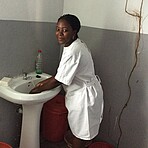 Krankenschwester wäscht Hände in Gesundheitsposten