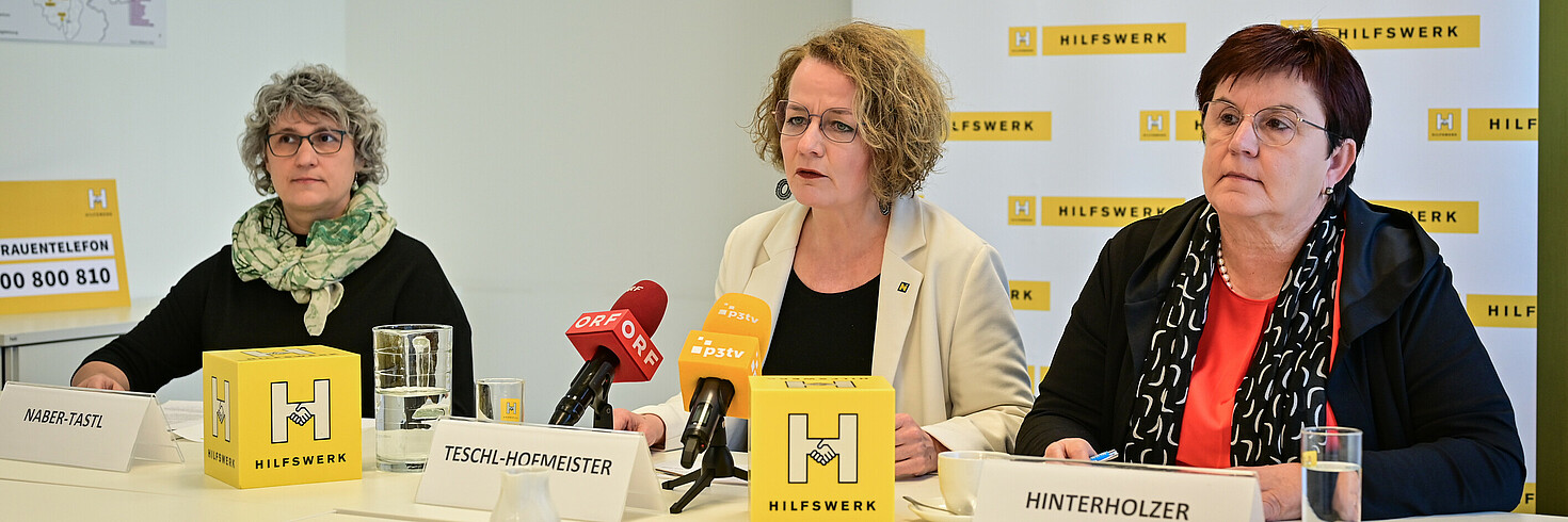 Pressekonferenz: Landesrätin Christiane Teschl-Hofmeister mit Präsidentin Michaela Hinterholzer und Michaela Naber-Tastl (Dipl. Psychosoziale Beraterin)