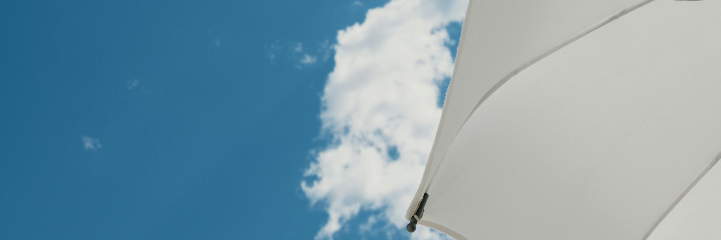 Sonnnenschirm vor blauem Himmel