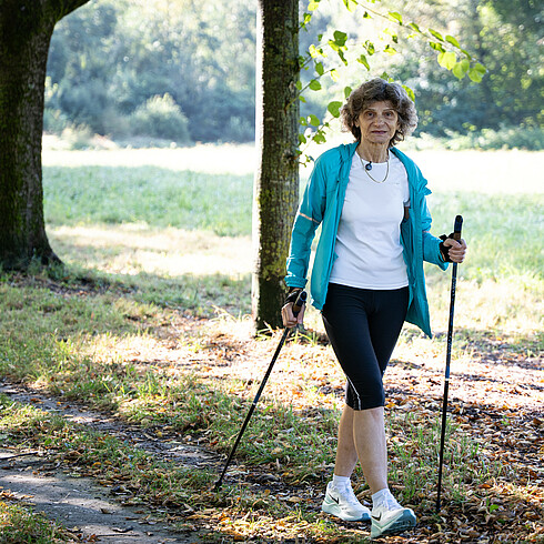 Pensionistin beim Walken
