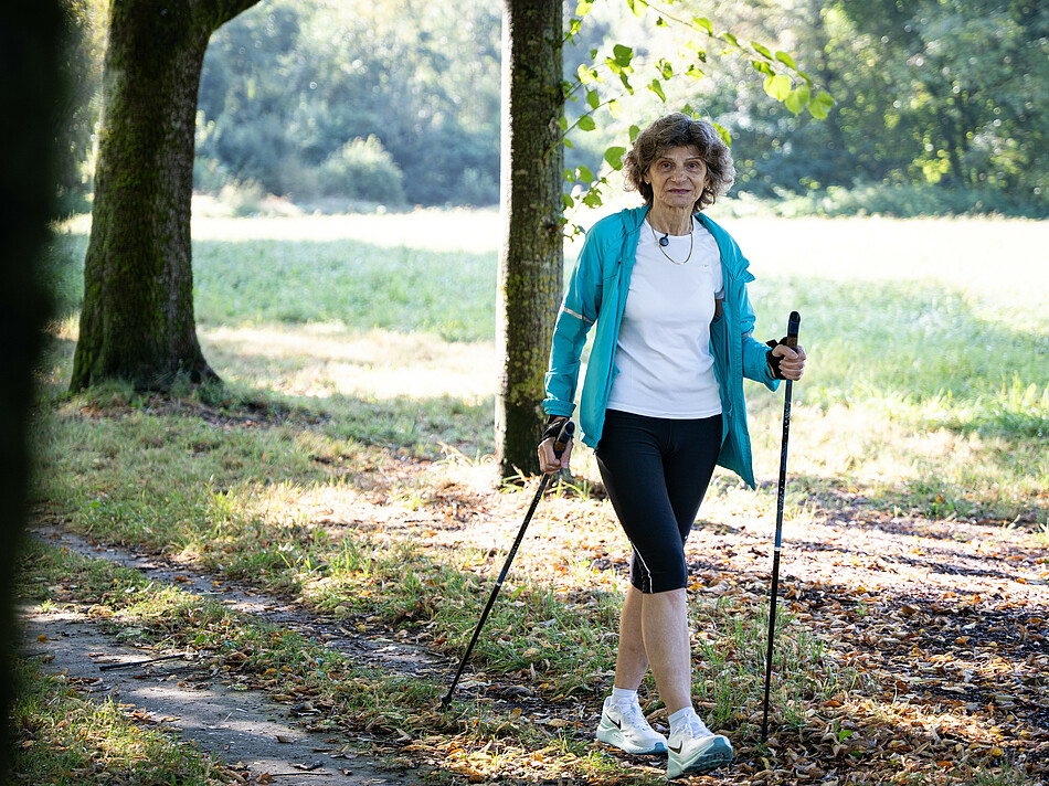Ältere Dame beim Walking