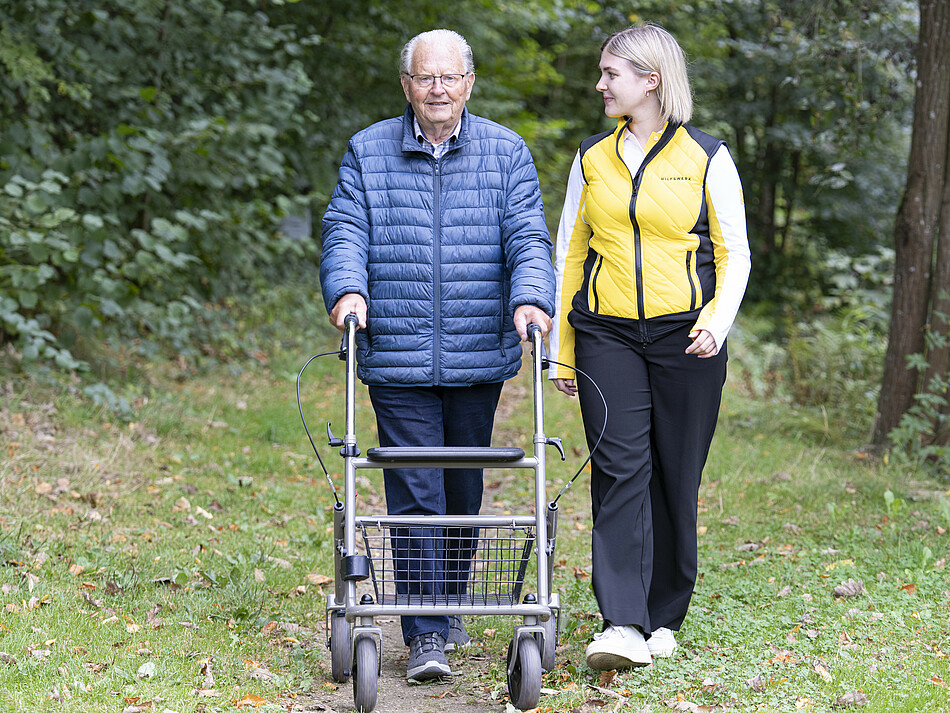 Bewegung im Alter beim Spaziergang