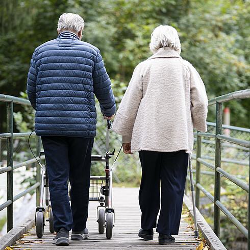 Mann und Frau mit Rollator