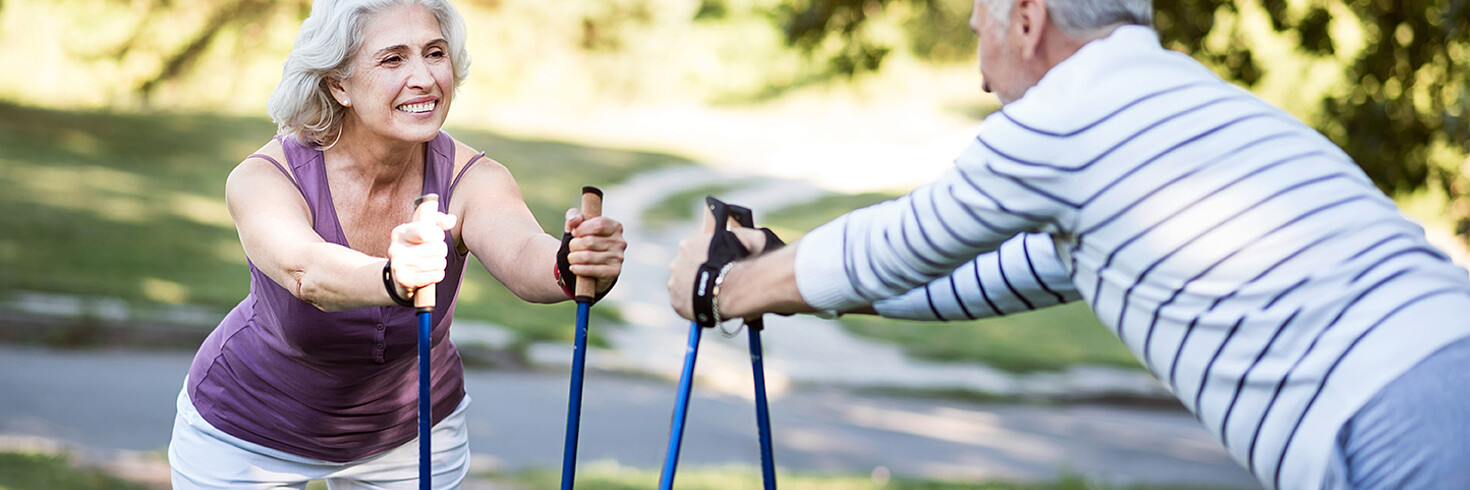 Älteres Paar macht Fitnessübungen im Park