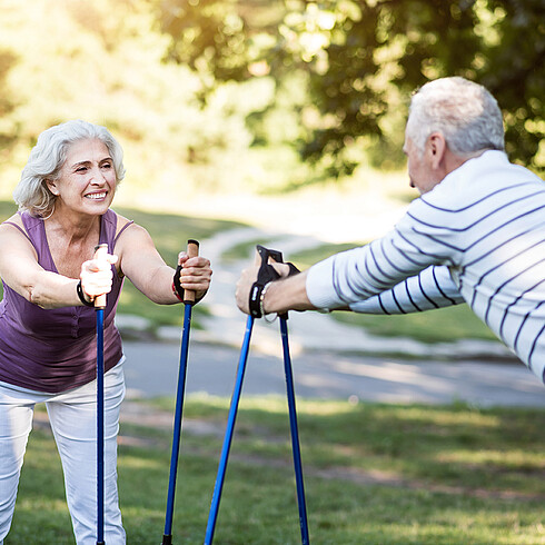 Älteres Paar macht Fitnessübungen im Park