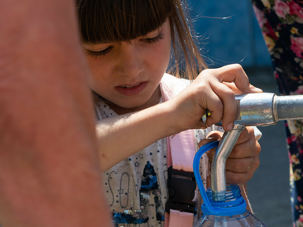 Kind in der Ukraine braucht Wasser
