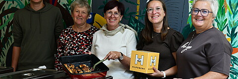 Hilfswerk-Mitarbeiterinnen in Linz bereiten Waffeln für eine Veranstaltung vor