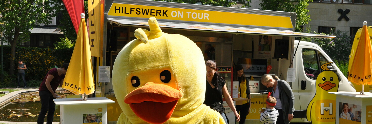 Hilfswerk Tourbus mit Beratung und Unterhaltung für jung und alt