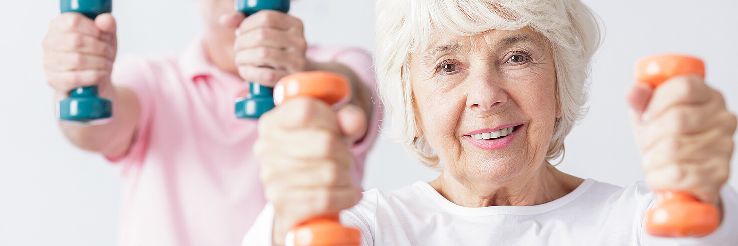 Älteres Paar macht Fitnessübungen