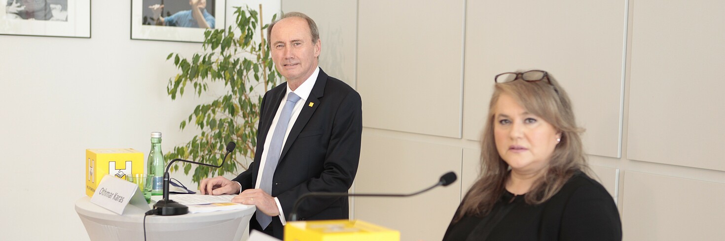 Redner und Rednerin an der Hilfswerk-Pressekonferenz Pflegereform auf Abwegen