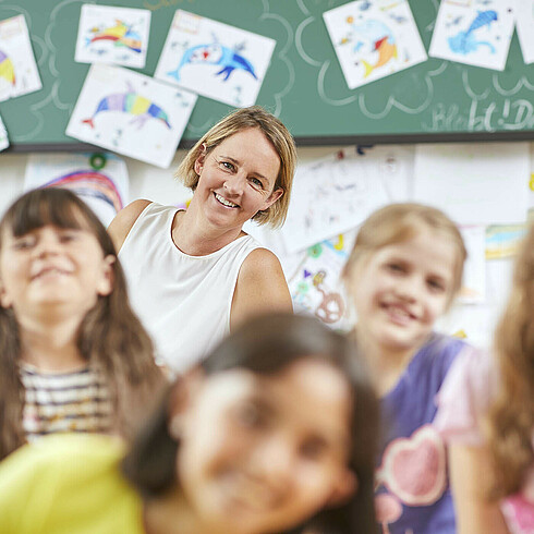 Kindergruppe und Freizeitpädagogin im Portrait