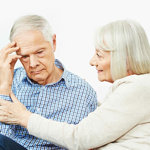 Älteres Paar, der Mann schaut besorgt