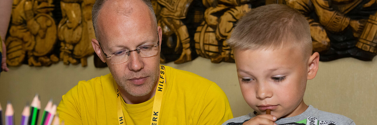 Hilfswerk International und Bub in Ukraine