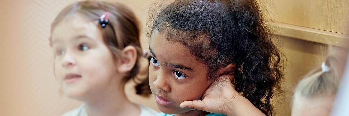 Nahaufnahme von drei Mädchen im Kindergartenalter beim Singen