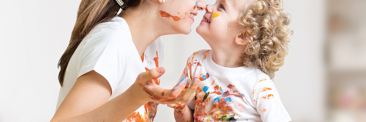 Mutter und Kind malen. 