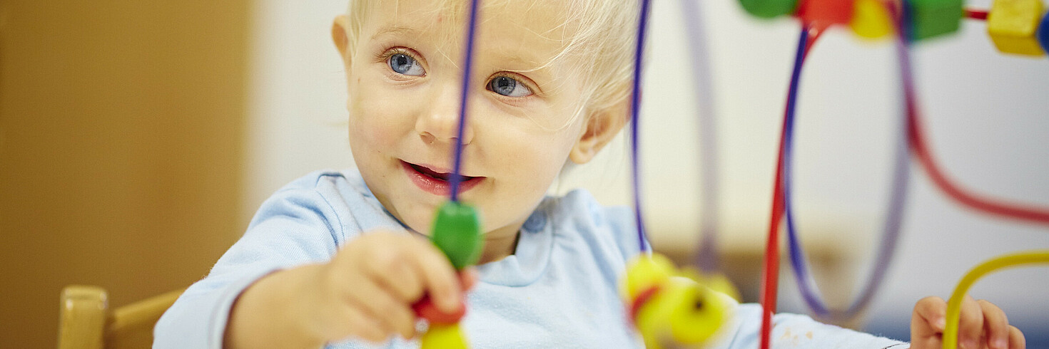 Ein kleiner Bub beim Spielen.