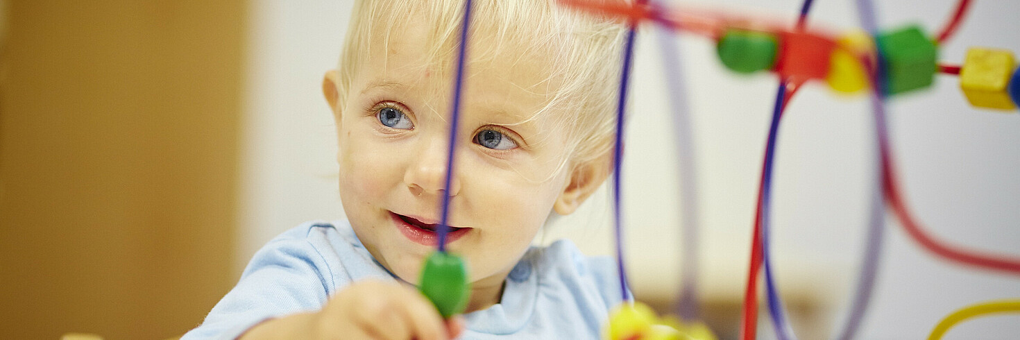 Ein kleiner Bub beim Spielen.