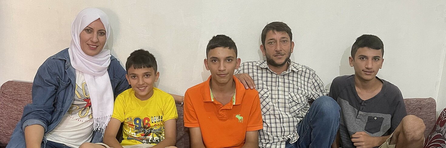 Midia und ihre Familie in ihrem Raum im Libanon