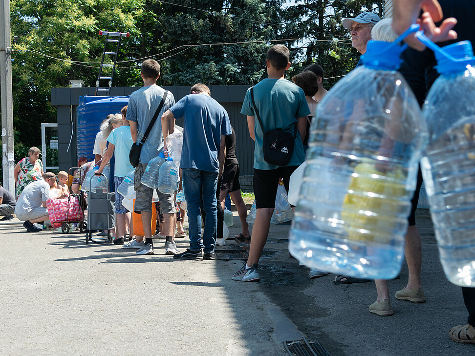 Schlange für Trinkwasser in der Ukriane