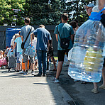 Schlange für Trinkwasser in der Ukriane