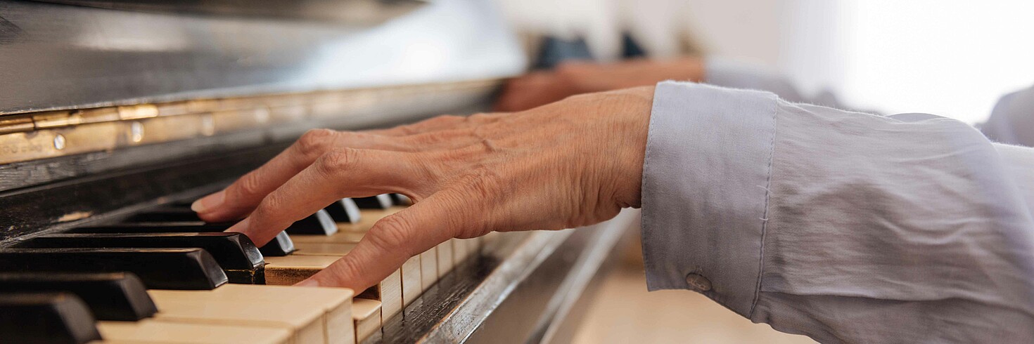 Hände eines Mannes beim Klavierspielen