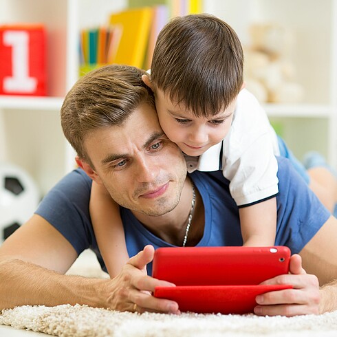 Vater mit Sohn und Smartphone