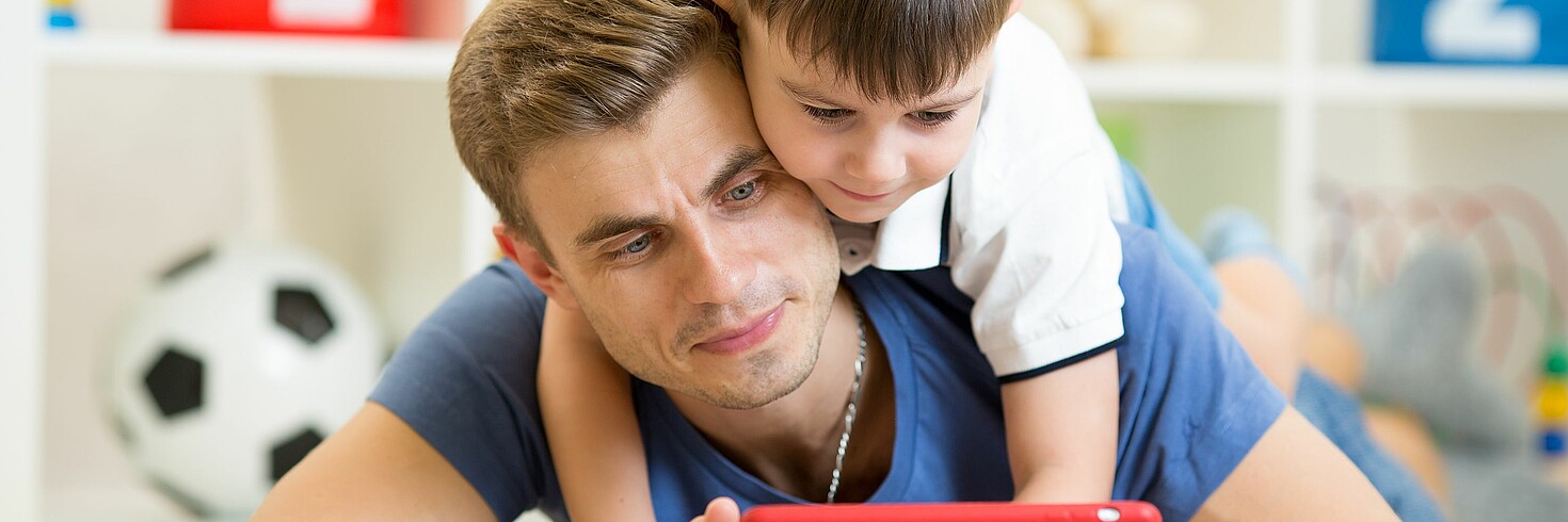 Vater mit Sohn und Smartphone