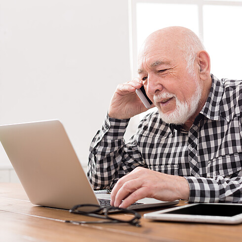 Älterer Mann vor einem Laptop
