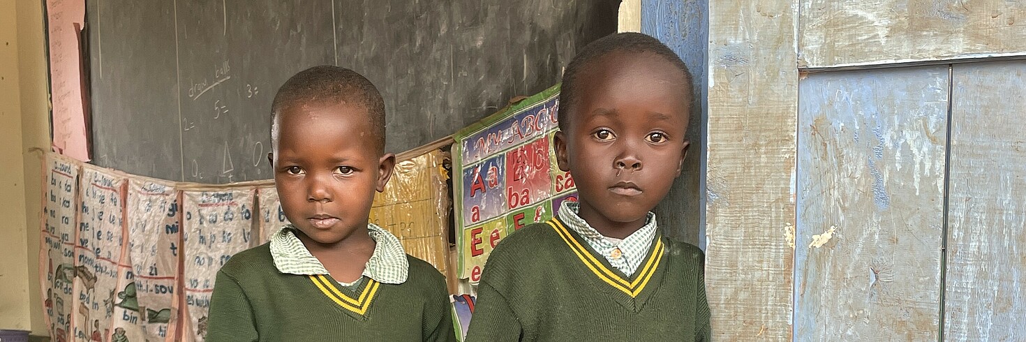 Zwei Kinder in einer Schule in Kenia