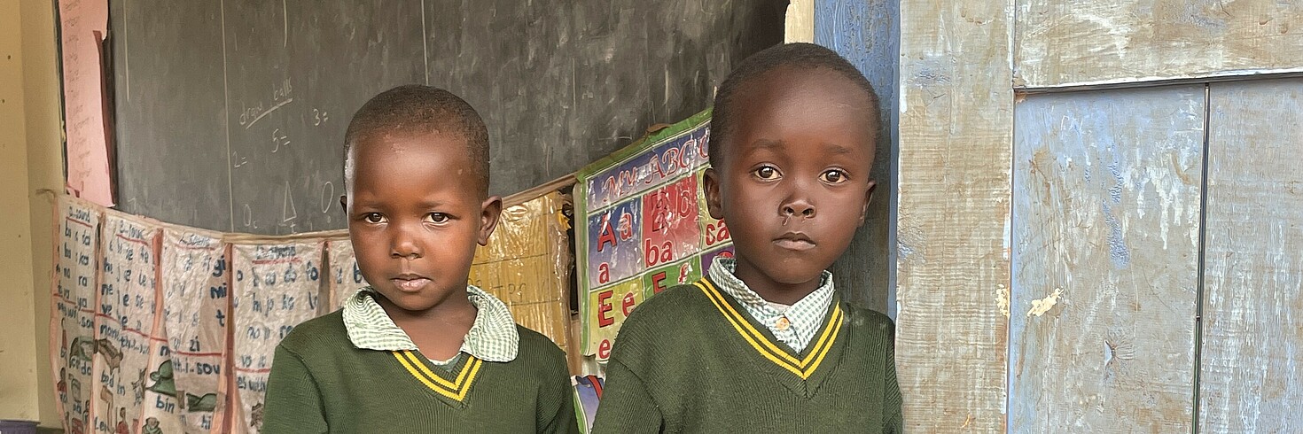 Zwei Kinder in einer Schule in Kenia