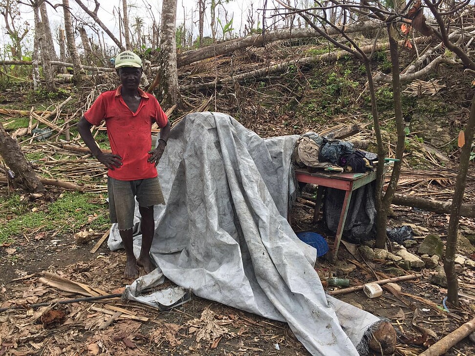 Eine Decke als Dach über dem Kopf auf Haiti