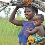 Mutter mit Kind bei Feldarbeit