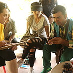 HWA & Lehrer bei indigener Handwerkerschule