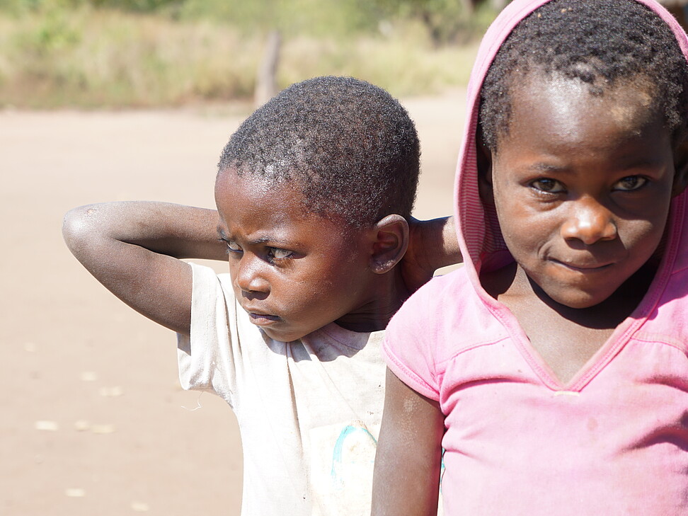 Zwei Kinder in Momsambik