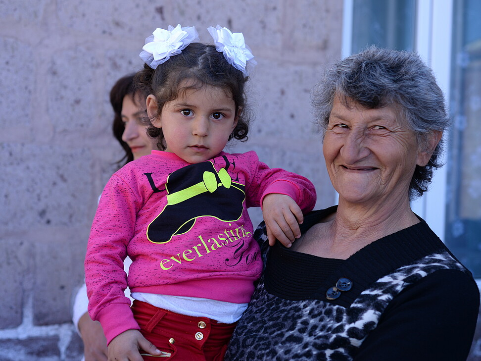 Großmutter hält Kind am Arm in Armenien