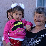 Großmutter hält Kind am Arm in Armenien