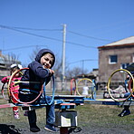 Kind auf Spielplatz in Armenien