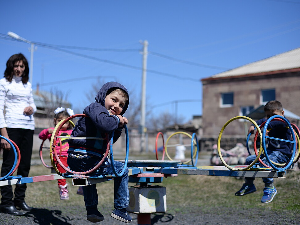 Kind auf Spielplatz in Armenien