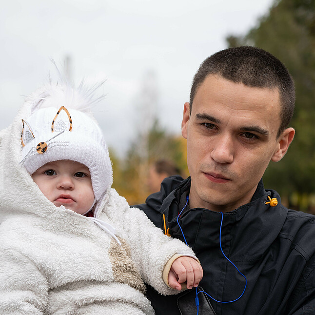 Vater mit Baby in der Ukraine
