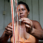 Frau beim Knüpfen von indigenen Bändern