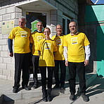 Team vor Informationszentrum in Armenien