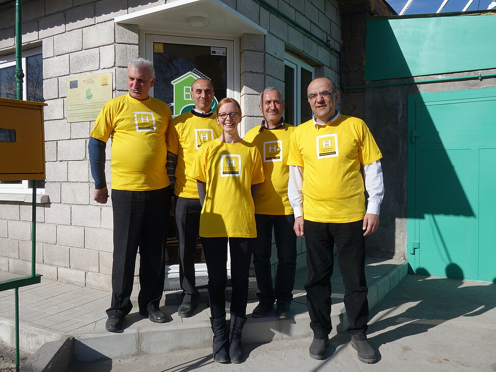 Team vor Informationszentrum in Armenien