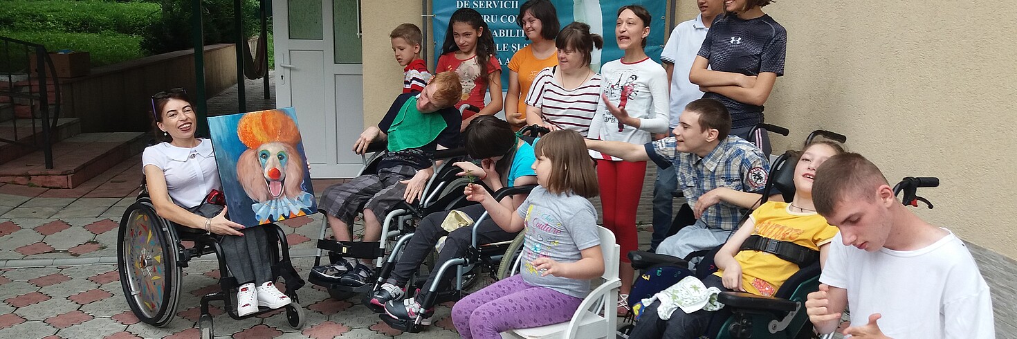 Ein Hundeclown für Kinder in Moldau