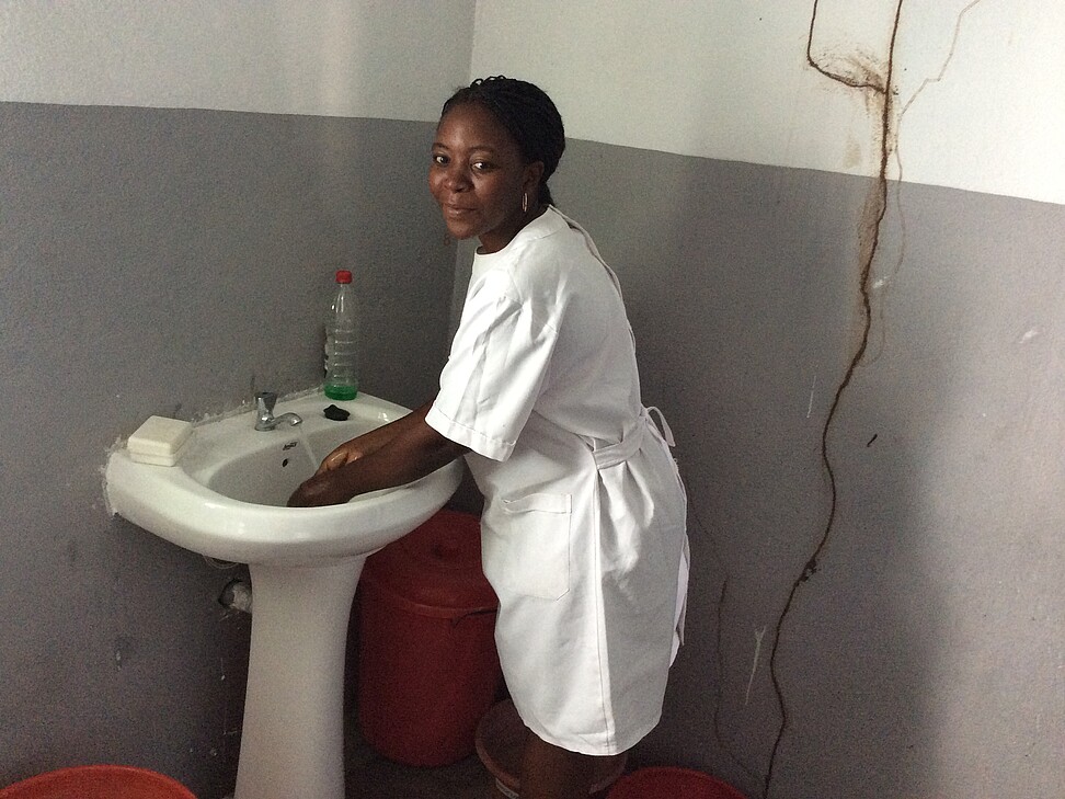 Krankenschwester wäscht Hände in Gesundheitsposten