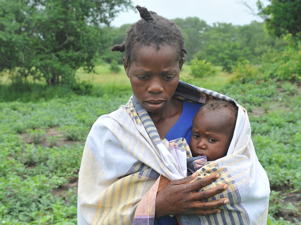 Mutter mit Baby in Mosambik