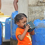 Kind trinkt fließend Wasser