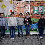 Kindergartenkinder vor bemalter Innenwand in Armenien