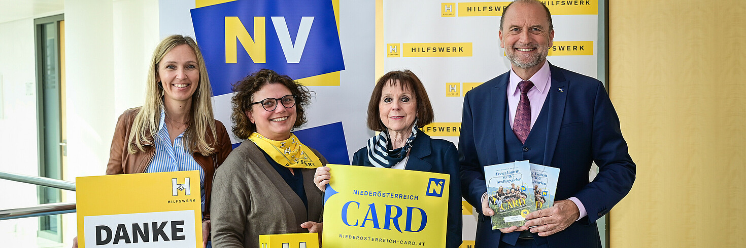 Foto ©: Hilfswerk Niederösterreich/ v.l.n.r.: Michaela Pasching (Servicestelle Ehrenamt Hilfswerk NÖ), Marion Gabler-Söllner (Vizepräsidentin Mostviertel Hilfswerk NÖ, Vorsitzende Verein Hilfswerk St. Pölten Stadt und Land), Eleonora Eder (Leitung Gemeinsame Lesezeit - Verein St. Pölten Stadt und Land), Mag. Bernhard Lackner (Vorstandsdirektor NÖ Versicherung)